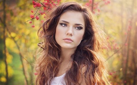 Beauty In Nature Portrait Beautiful Woman Plant Brown Hair Headshot Hairstyle Hot Girl