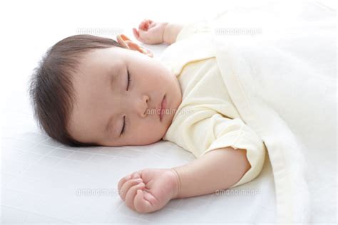 寝ている赤ちゃん 10230001567 ｜ 写真素材・ストックフォト・画像・イラスト素材｜アマナイメージズ