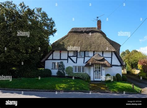 View Of A Thatched Cottage In Micheldever Hampshire Stock Photo Alamy