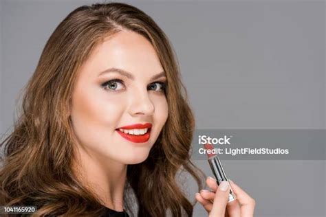 회색에 고립 빨간 립스틱과 매력적인 웃는 여자 갈색 머리에 대한 스톡 사진 및 기타 이미지 갈색 머리 머리 모양 메이크업 화장품 Istock