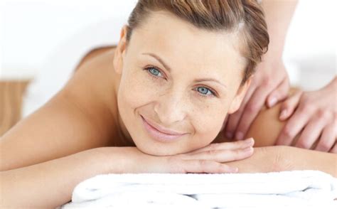 Premium Photo Smiling Woman Enjoying A Back Massage