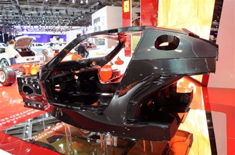 Elle inaugure le moteur v12 de 6 262 cm 3 qu'on retrouve dans tous les modèles v12 de la gamme actuelle. Carbon-fiber architecture of the Ferrari's Enzo successor | carakoom.com