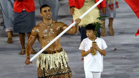 hot tongan flag bearer leads viral moments of 2016 rio olympics opening ceremony hollywood