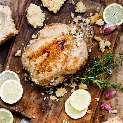 Cucinato al forno il pollo intero rende al massimo le sue caratteristiche. Pollo al sale, la ricetta al forno | AIA Food