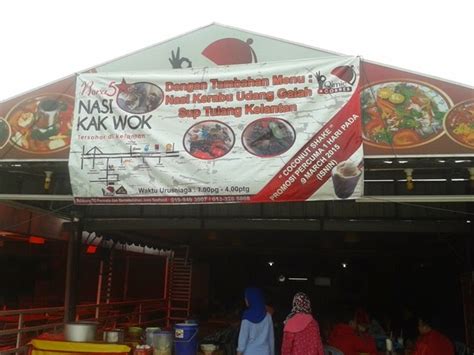 Untuk menu makan tengah hari, restoran gobang sri rampai menghidangkan ikan patin pais bakar dan pelbagai seleksi makanan tengah hari. Nasi Kak Wok di Sri Gombak