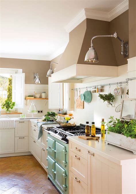 Encuentra la inspiración para decorar la tuya. Los colores ideales para pintar tu cocina