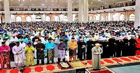 Takbir raya musulmonų yra tinkama ir ramadano ir pradžioje iš syawal.bacaan takbir raya dalam rumi dan arabų pabaiga. Panduan Solat Sunat Aidilfitri | Al Quran Rumi Online