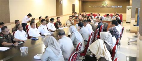 Maybe you would like to learn more about one of these? Rapat dengan Kejati Sulsel, Bupati Barru Bahas Soal Jalur ...