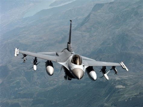 Over 4,600 aircraft have been built since production was approved in 1976. 전투기 사진들 F16 , F15 : 네이버 블로그