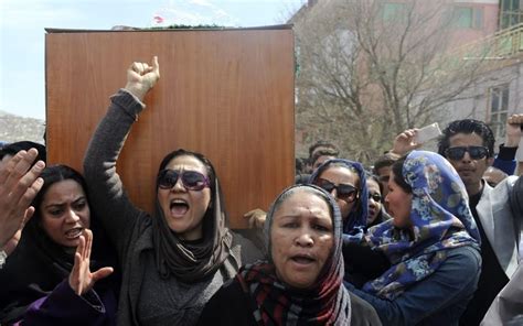 Kabul I Funerali Di Farkhunda Feretro Sorretto Dalle Attiviste Per I Diritti Delle Donne La