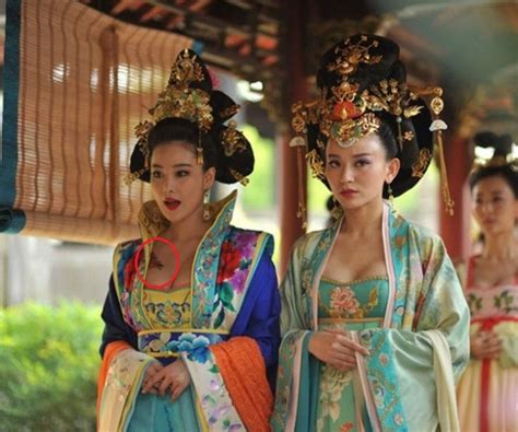 Hình ảnh mà bạn đang quan sát đó là hình xăm bướm nhỏ đẹp nhất thế giới trên cổ tay bạn gái, điều này tạo nên sự mềm mại. Mỹ nữ phim cổ trang "chơi trội" với hình xăm ở vị trí ...