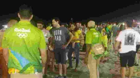 O objetivo é lançar a bola com as mãos e fazer com que ela caia na quadra do adversário. Revista causa nova fila e torcida perde início de jogo no ...