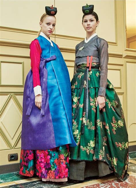 거리로 나온 한복 한국 드레스 한국 의상 전통 드레스