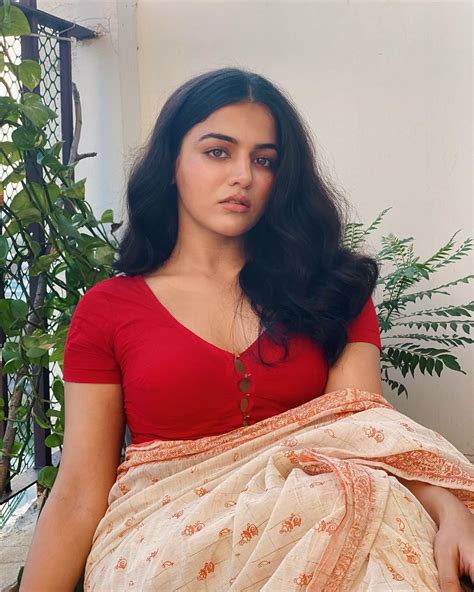 Wamiqa Gabbi Exposed Her Hot Cleavage In The Saree With A Red Blouse
