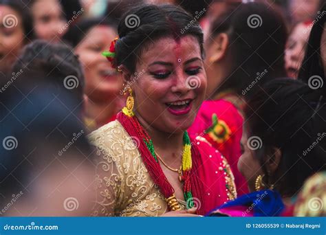 Nepali Hindische Frauen Die An Teej Festival In Kathmandu Tanzen Redaktionelles Stockbild