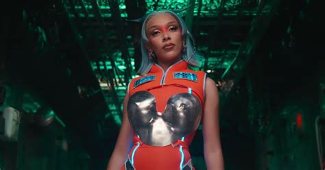 ‘get Into It Yuh Video Doja Cat Rescues Pet In Space