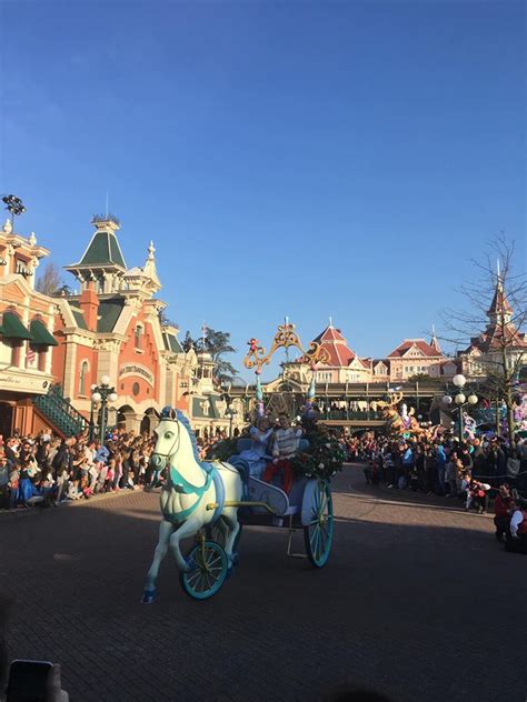 Martine rouchaud, dite martine sarcey, est une actrice française, née le 28 septembre 1928 à paris où elle est morte le 11 juin 2010. Disney's Stars on Parade, la nouvelle parade de Disneyland ...