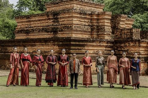 Its surviving temples and other archaeological remains are thought to date from the eleventh to thirteenth century. Cantiknya Fashion Show Batik Berpadu dengan Keindahan ...