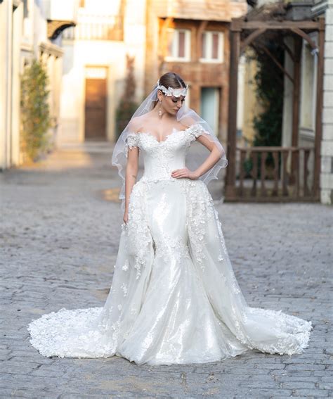 Hochzeitsort von koh und james chen war das ritz carlton in millenia, singapur, eine extravagante versammlung wurde erwartet. Extravagantes Brautkleid mit Carmen-Ausschnitt | Emine ...