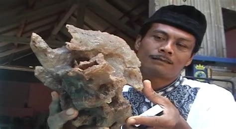 Salah satu jenis batuan yg paling dicari oleh para penggali dan pemburu batuan mengandung emas, karena kandungan emas nya yg tinggi. Heboh, Tanah Persawahan Mengandung Batu Kristal & Emas : Okezone News