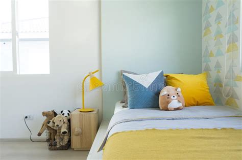 Salva ricerca vedi le tue ricerche salvate. La Camera Da Letto Per Bambini In Un Cuscino Blu E Giallo Con Molte Bambole Sul Letto Immagine ...