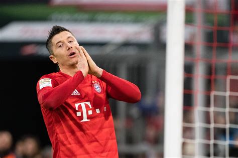 Fc Bayern München Robert Lewandowski Erfolgreich An Der Leiste Operiert