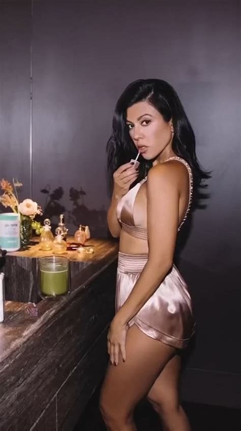 Kourtney Kardashian Posa Completamente Nua E Apela Para Truque Para
