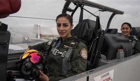 Tripulación femenina toma control de un vuelo durante el desfile militar Periódico AM