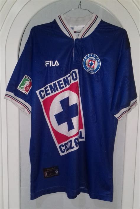 May 30, 2021 · después de 23 años, cruz azul es campeón del futbol mexicano.entre los miles de aficionados que celebraron la novena estrella de la máquina se encuentra eugenio derbez, actor que interpretó a. Jersey Playera Cruz Azul Campeon Invierno 1997 Mediana ...
