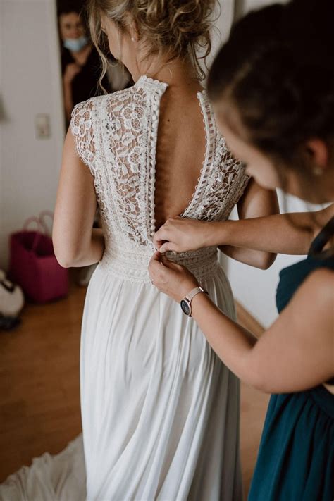 Bräute, die auf die kirchliche trauung verzichten, wünschen sich dagegen häufig ein aufwändiger gearbeitetes standesamtkleid, das gerne auch mit spitze, chiffon, tüll oder applikationen versehen sein. Boho-Brautkleid mit Spitze von Enzoani | Kleider hochzeit ...