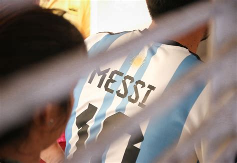 Influencer Colombiano Se Tatuó El Nombre De Messi En La Cara Junto A