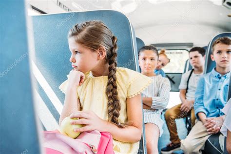 Triste Colegiala Montado En El Autobús Escolar Con Sus Compañeros De Clase 2022