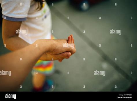 Madre E Hija De La Mano Fotografías E Imágenes De Alta Resolución