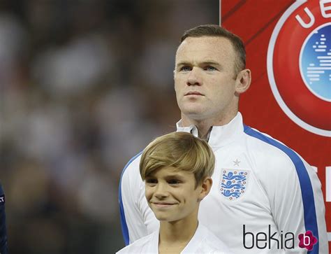 Looks like someone's coming to wembley again. Romeo Beckham con Wayne Rooney en el Wembley Stadium ...