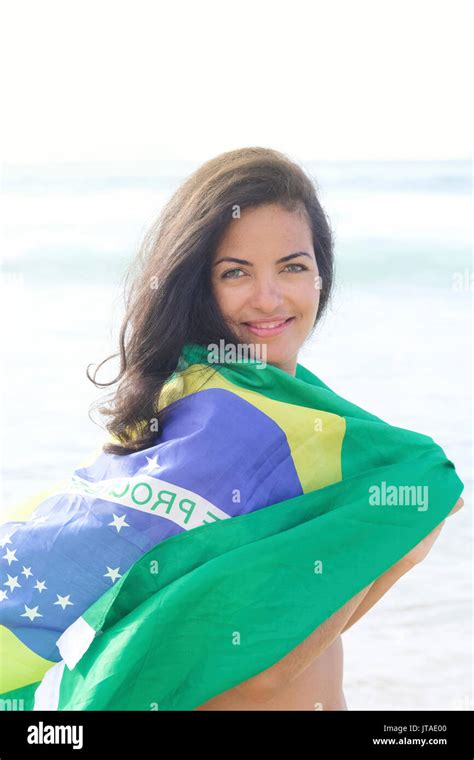 Jeune femme brésilienne de 20 à 29 ans avec un drapeau brésilien beach