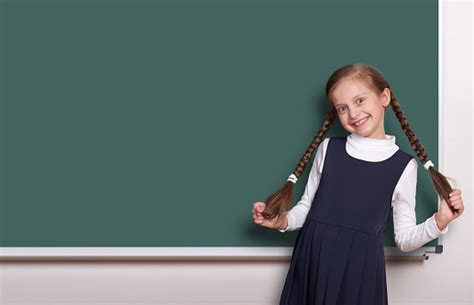 Schöne Schulmädchen Mit Zopf Lächelte In Der Nähe Von Leere Tafel Hintergrund Gekleidet In