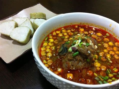 Saat bumbu sudah matang, jengkol goreng yang sudeh digeprek, bisa langsung dimasukkan. 10 Makanan Khas Madura Terkenal Enak Rekomended Makanan Khas Madura