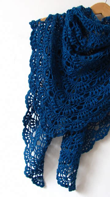 I have a side by side comparison of the dress and my creation, simply because i think it would have been a perfect look. Fall River Shawl Free Crochet Pattern | Free Crochet Patterns