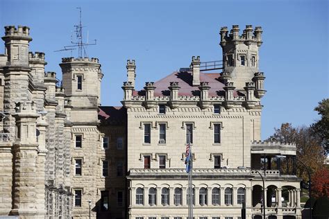 Police: Inmates killed 2 Iowa prison staff in escape attempt | AP News