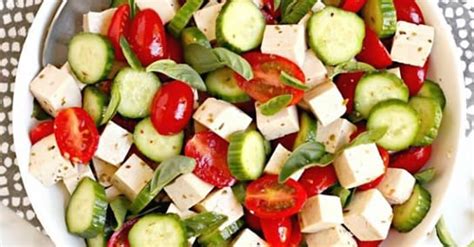 Sicuramente lo hai dimostrato più volte, ci sono alimenti che vengono digeriti come per magia e ci fanno sentire soddisfatti senza causarci alcun disagio, mentre altri possono diventare problemi reali: L'insalata naturale che sgonfia l'addome