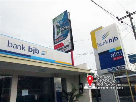Bank bjb menjadi bank pembangunan daerah pertama di indonesia yang menjalankan dual banking system, yaitu memberikan layanan perbankan dengan sistem konvensional dan dengan sistem syariah. Bank BJB Palimanan