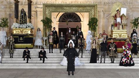 Siracusa 2022 Dolce Gabbana Alta Moda Fashion Show In Piazza Del Duomo