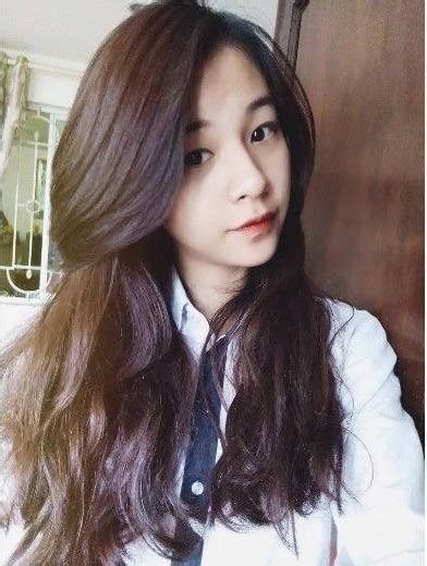 Tranh thủ giờ giải lao nằm nghịch điện thoại thì thấy chiếc video của nhãn sữa tắm mà anh đào đang dùng, xem xong thích quá muốn share liền. 'Soi' mặt mộc của quán quân The Face 2016 Phí Phương Anh