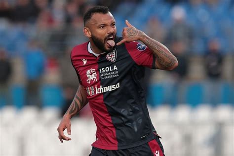 Browse millions of popular calcio wallpapers and ringtones on zedge and personalize your phone to suit you. Joao Pedro, gol e record: l'oro di Cagliari