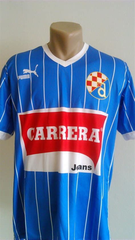 Durant la saison 2006/2007, le club de la capitale croate battit tous les records en remportant le championnat avec 92 points sur 99 possibles 2. Dinamo Zagreb Home football shirt 1990 - 1991.