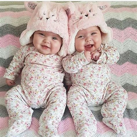 Pin By Isabel Luna On Bebes Tiernos Twin Baby Girls Cute Baby Twins