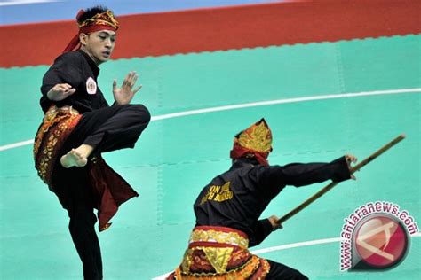 Dalam melakukan serangan maupun pertahanan, hal pokok yang harus diperhatikan adalah … a. PERTANDINGAN KATEGORI SENI GANDA - Proud Of Silat