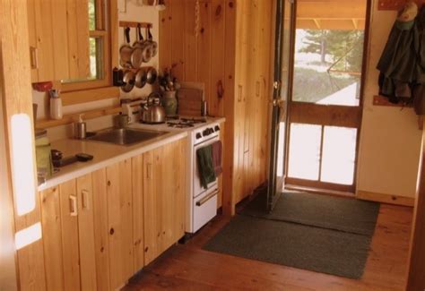 We build a cheap off grid cabin using free pallet wood. DIY Hand Built Off Grid Tiny Cabin