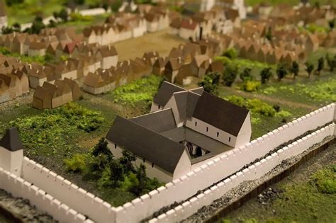Žije zde přibližně 1 900 obyvatel a její katastrální území má rozlohu 1440 ha. Kouřim - cisterciácké proboštství s kostelem sv. Martina ...
