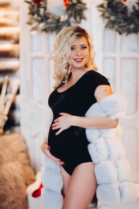 Premium Photo Portrait Of Pregnancy Blonde Woman